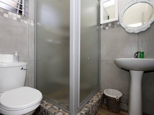 10 Embuia Inter-leading room bathroom