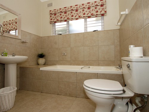 12 House Bathroom with Bath