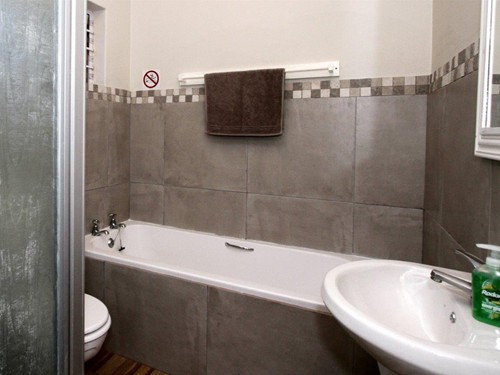 7 Embuia Bathroom